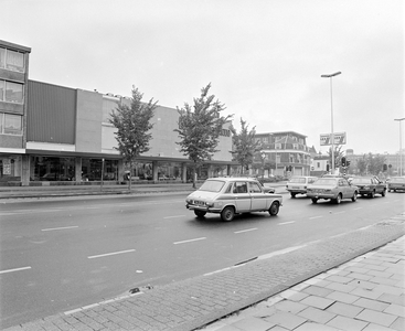 882688 Gezicht op de voorgevel van het pand Amsterdamsestraatweg 15 (Broekman Woninginrichting) te Utrecht, met rechts ...